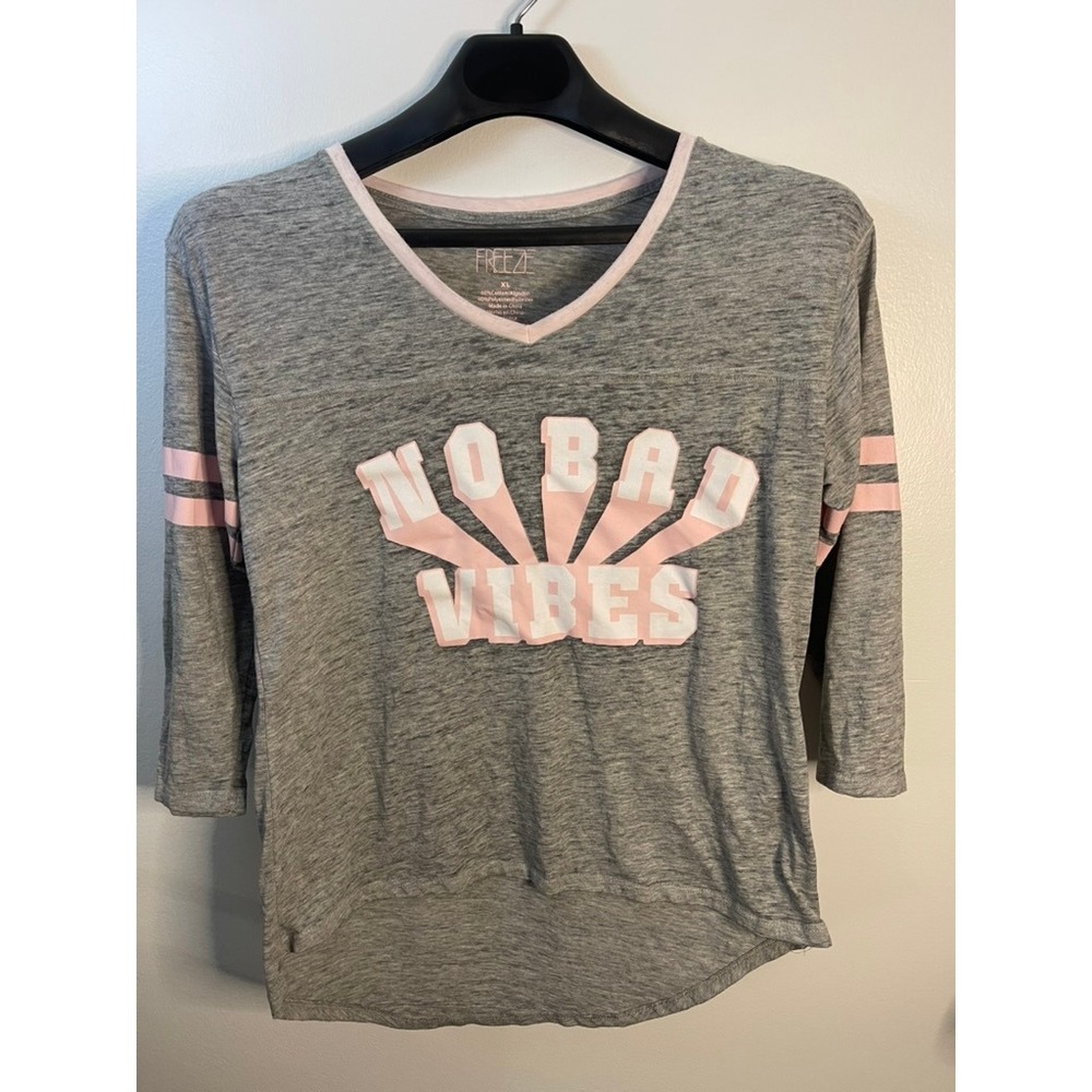 Freeze Women XL Gray No Bad Vibes Graphic V-Neck 3/4 Sleeve‎ Varsity Stripe Top